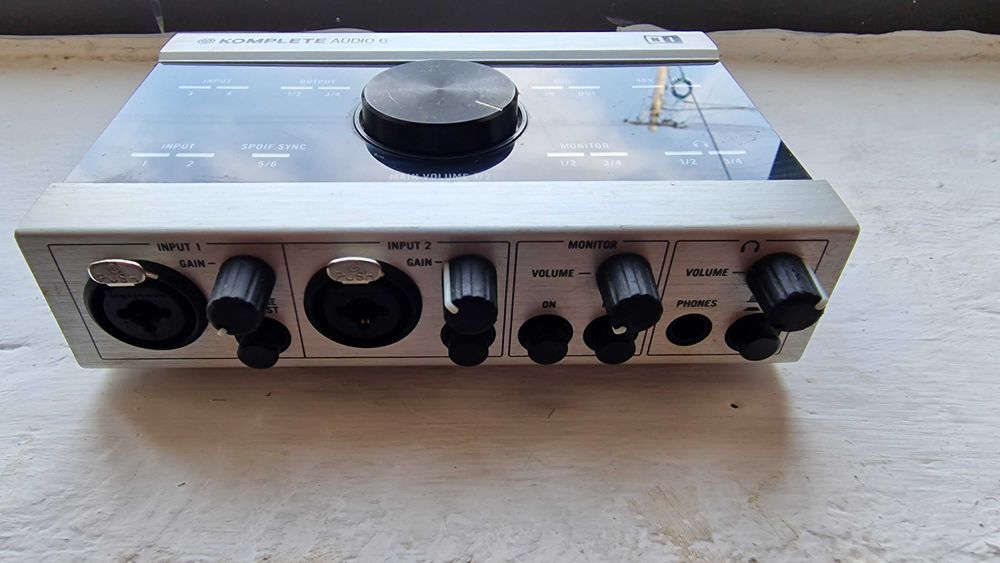 Placa de som Native Instruments Komplete Audio 6