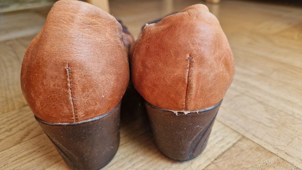 Karino buty czółenka na koturnie skóra naturalna