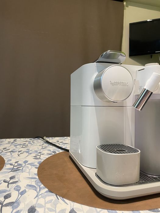 Nespresso DeLonghi Gran Lattissima como nova + entrega Lisboa