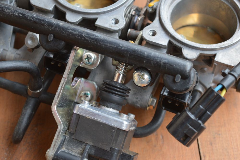 Triumph Street Triple 675 PRZEPUSTNICE wtryski czujnik przewód