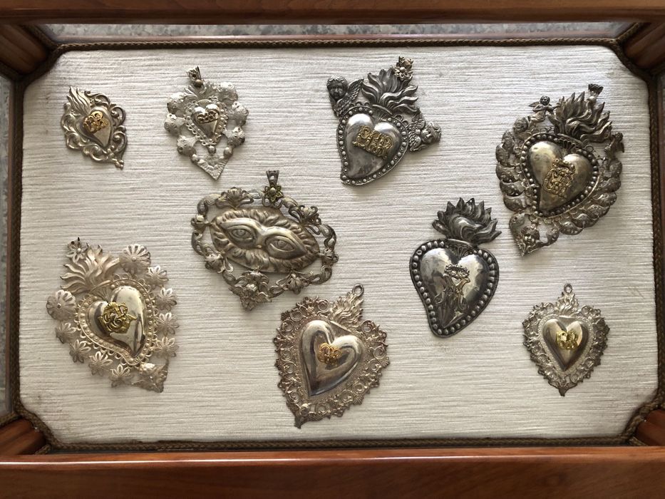 Ex-votos em prata e alguns banhados a prata