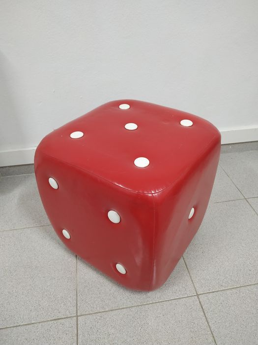Puff dado gigante vermelho e branco