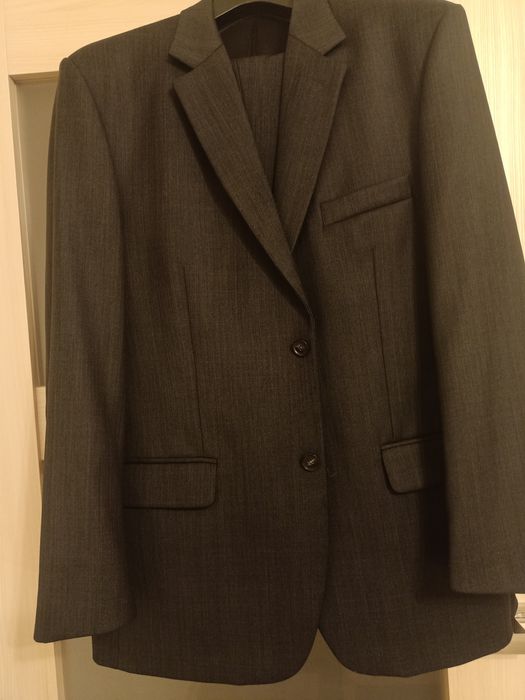 Grafitowy garnitur męski.