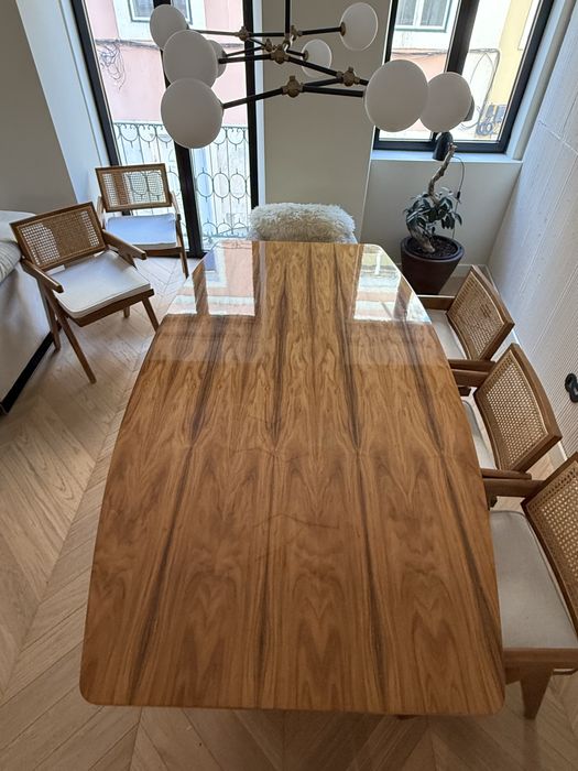 Mesa de madeira maçica