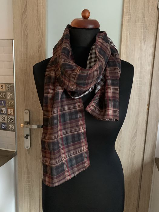 Brązowy szal w kratę