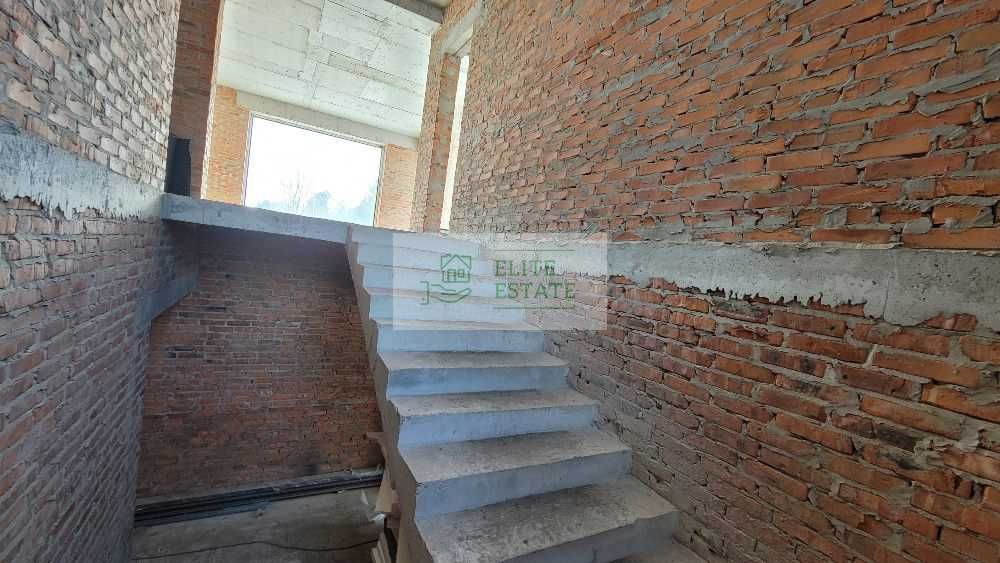 Продаж сучасного будинку 300 м² + 39 соток в сосновому лісі