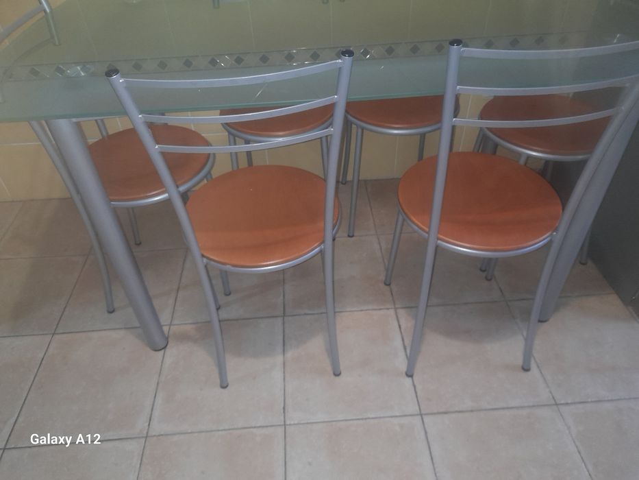 Mesa com 6 cadeiras