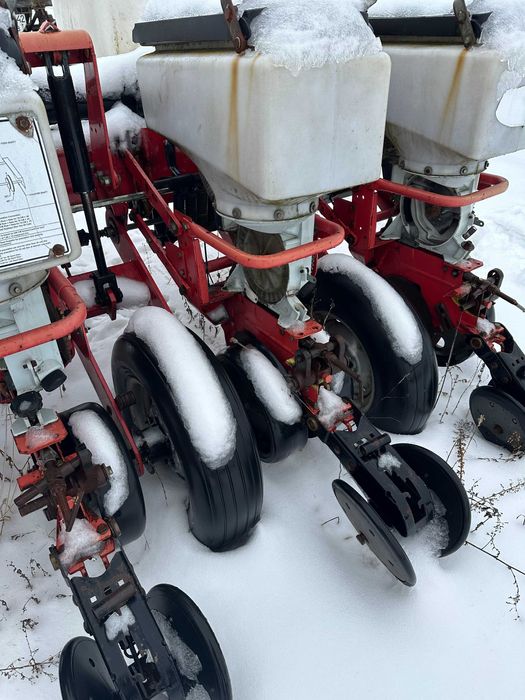 Продається сівалка пневматична Massey Ferguson 555 6