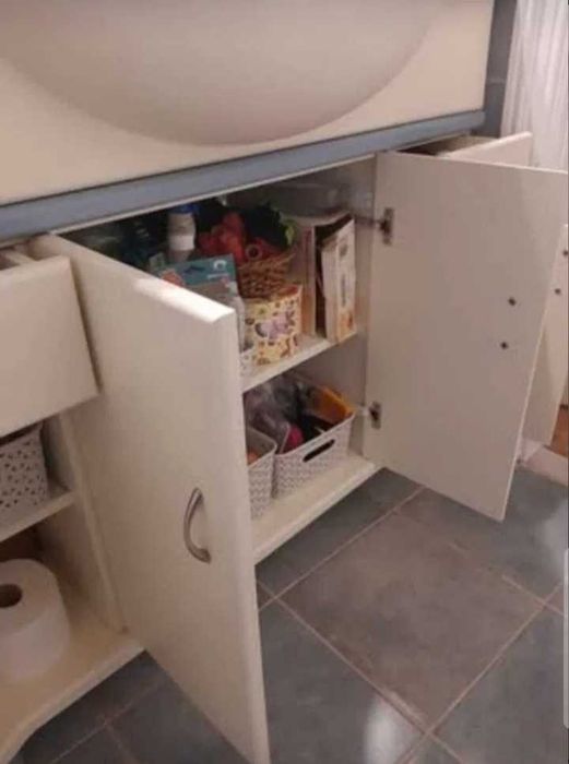 Móvel de casa de banho em madeira com lavatório, bancada mármore e torneira Roca