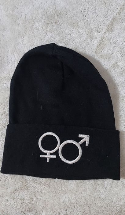 Czarną czapka unisex z wyszywanym wzorem