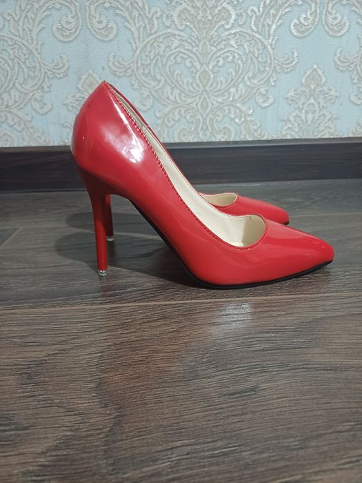 Червоні човники туфлі