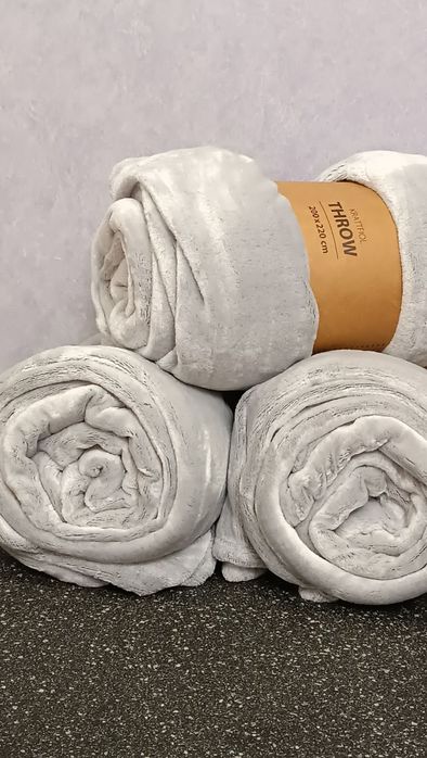 Продам Покривала,гарненькі 200/220 см.