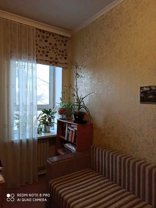 Продам  однокімнатну квартиру у центрі міста з капітальним  ремонтом та меблями
