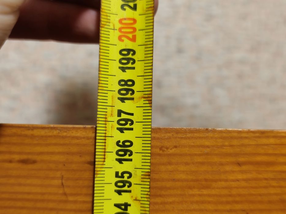 Дерев'яні двері з замком і петлями