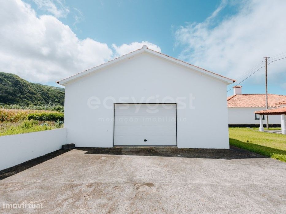 Moradia T4 com garagem nos Mosteiros.