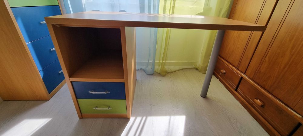 Secretaria juvenil bem estimada