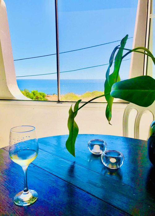 Apartamento T1, longa duração, completamente mobilado e equipado, vista oceano, a 3 min. da praia, em Vale Centianes, Carvoeiro.