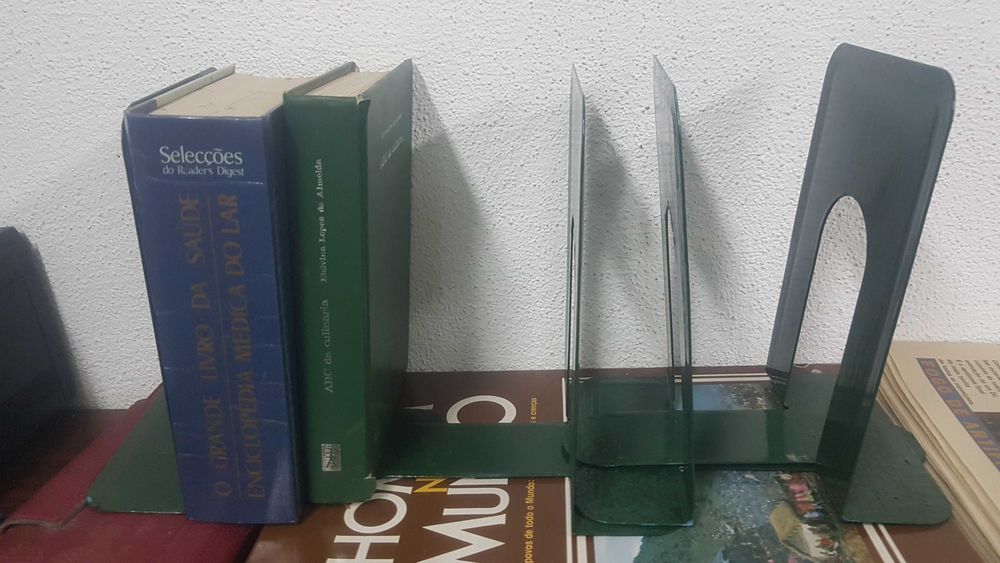 4 Suportes para Livros em Metal