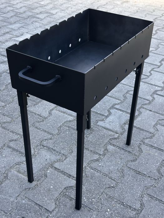 Składany grill na 8 szaszłyków.