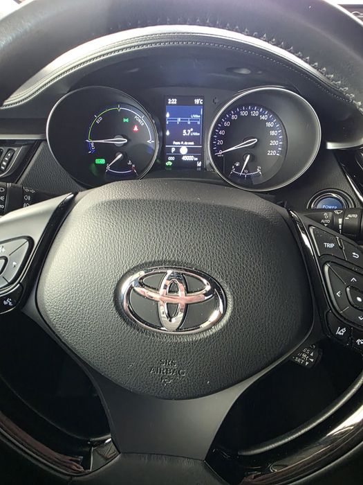 Toyota C-HR samochód