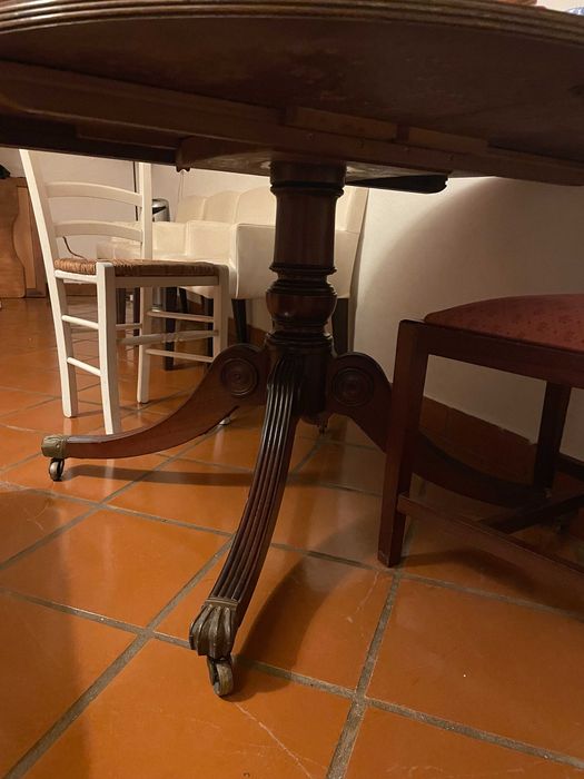 Mesa redonda, extensível, 1 metro e 30cm de diâmetro.