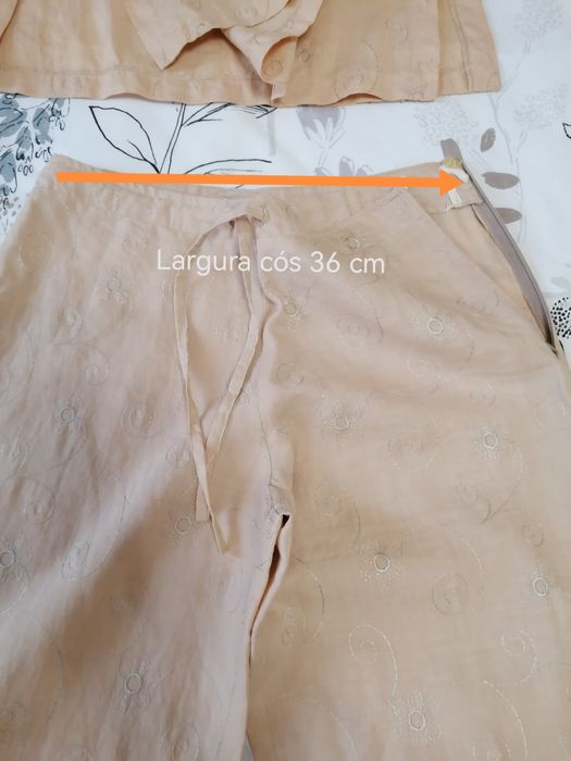 Conjunto em linho bordado de blusa e calça