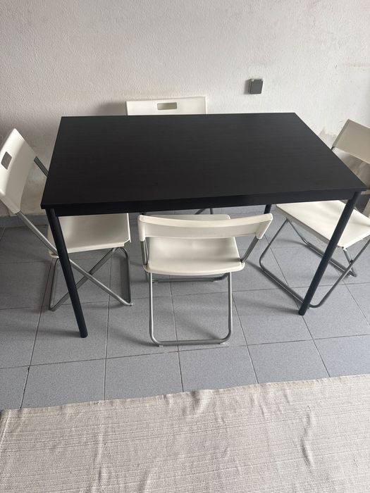 Vendo mesa e 4 cadeiras