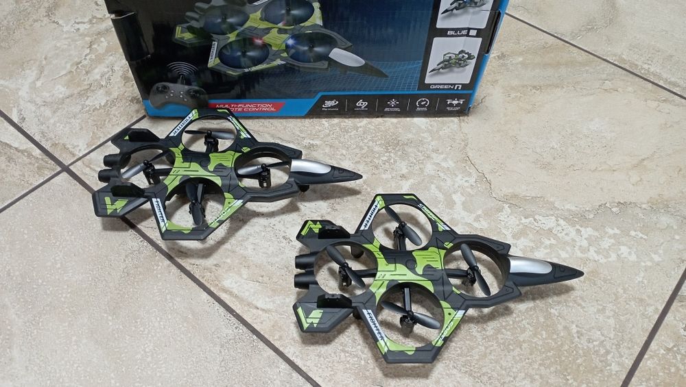 Самолёт на пульте управления.