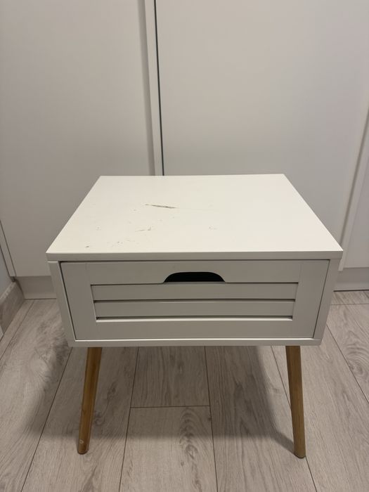 Szafka nocna stolik nocny bialy na brazowych nozkach