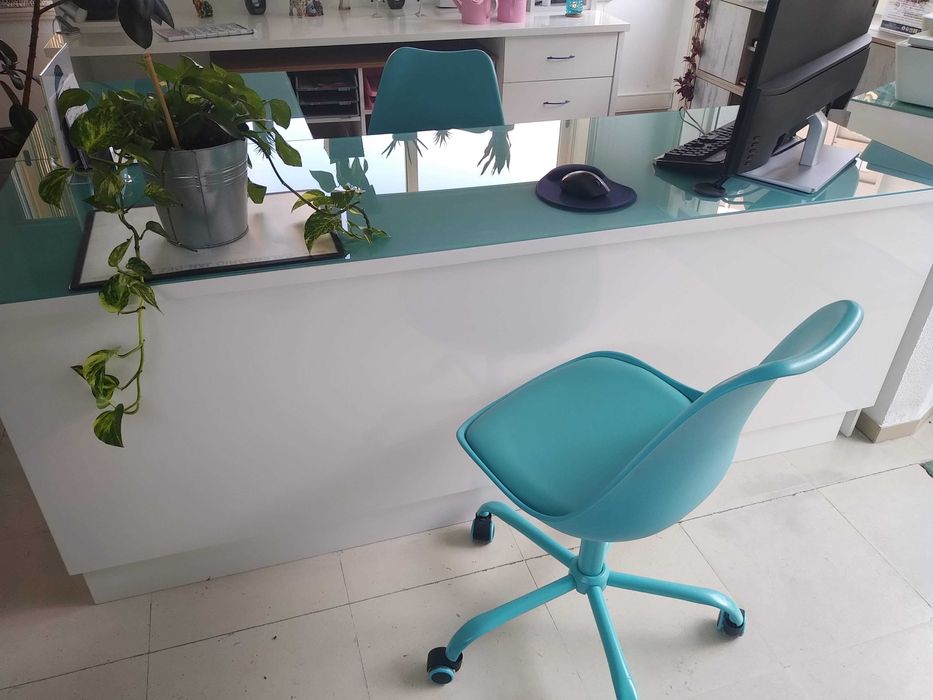Secretária de escritório (Design Exclusivo)