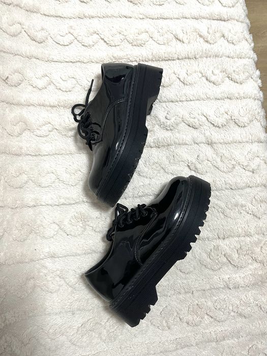 Czarne lajierkowane buty oxford cropp 36