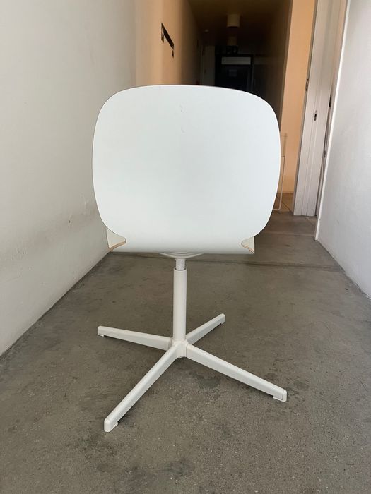 Duas cadeiras brancas IKEA SVENBERTIL