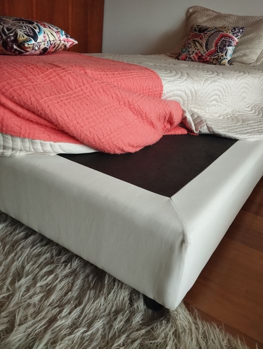 Cama de solteiro tecido branco e colchão