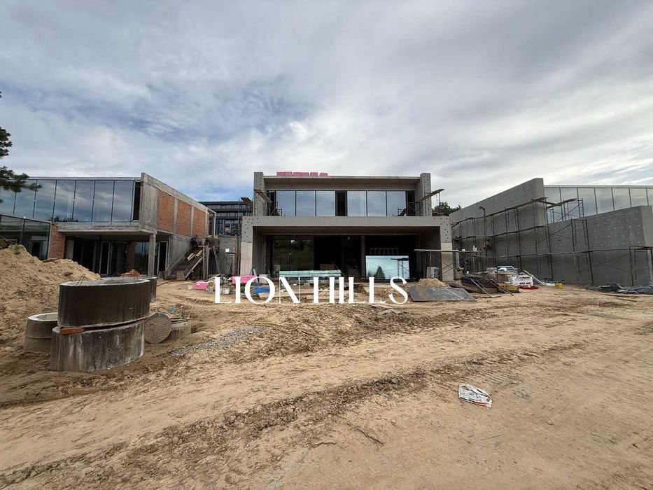 Видова вілла у Лісниках. 250м2. Тераса 50 м2. Гараж 2+2