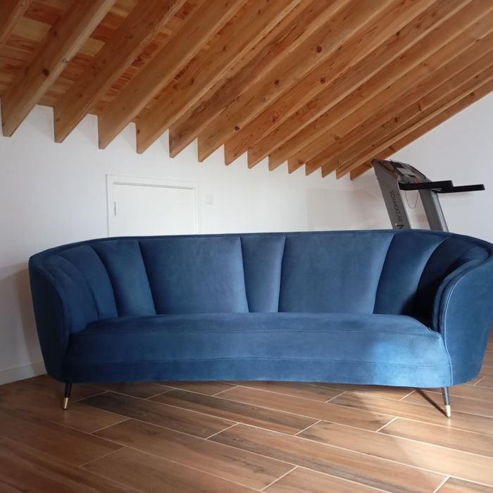 Sofá azul arredondado estilo clássico