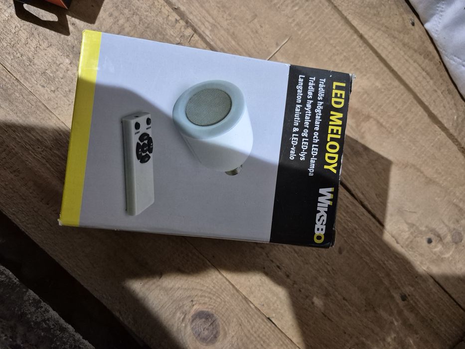 Lampa z głośnikiem bt