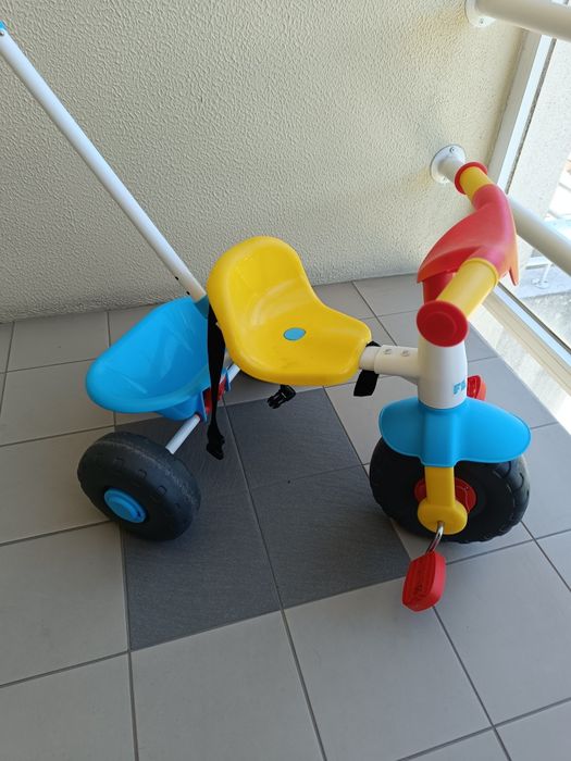 Triciclo Feber com cinto de segurança e puxador removível e ajustável