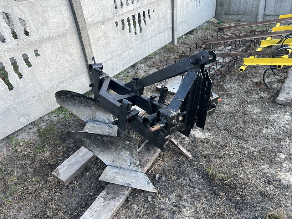 Плуг двокорпусний