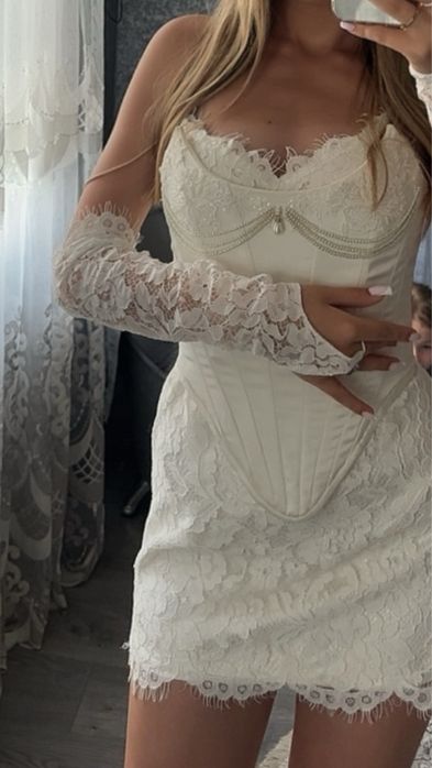 Мереживна молочна сукня