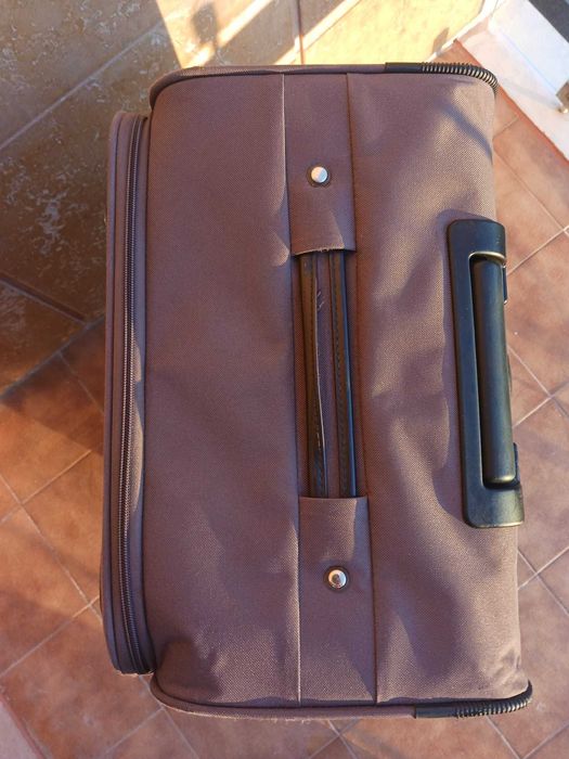 Mala de viagem castanha robusta e boa
