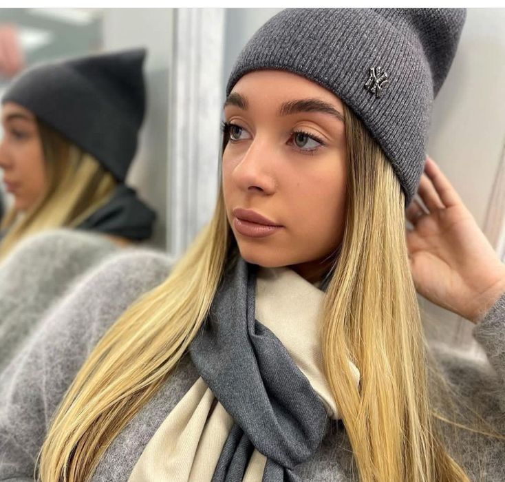 Сіра шапочка вільного крою