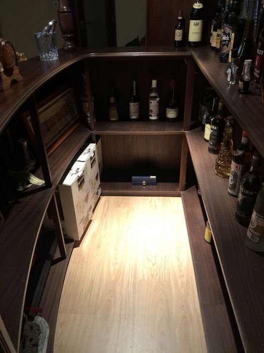 Bar Interior + Bancos