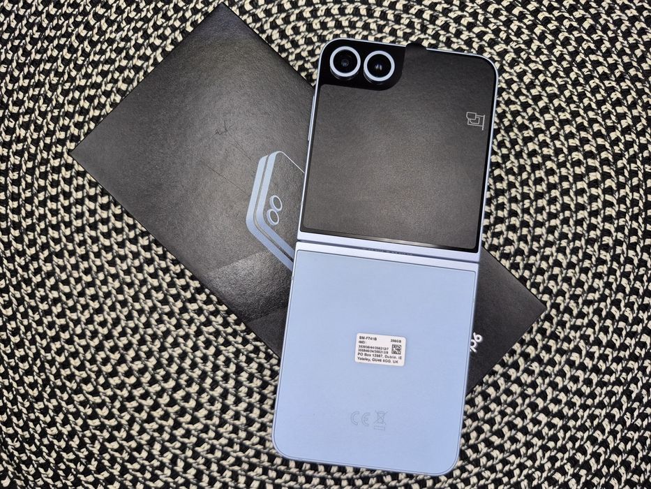 Smartfon Samsung Galaxy Z Flip 6 stan idealny niebieski