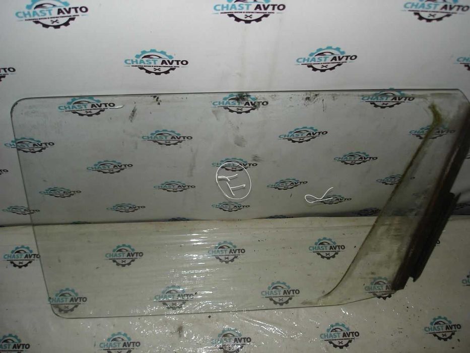 Скло в передню дверку Mercedes T1 207-410