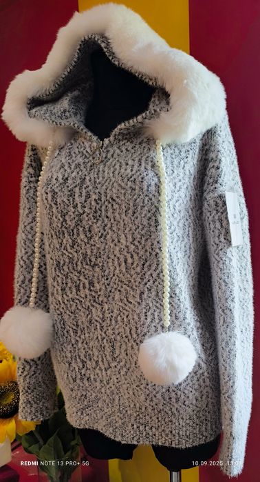 Fajny gruby sweterek z perełkami , pomponami i misiem