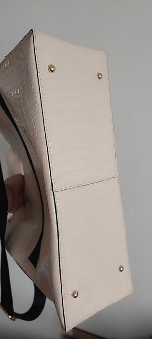 Duża torba krokodyl lakierowana ecru z paskiem Butik
