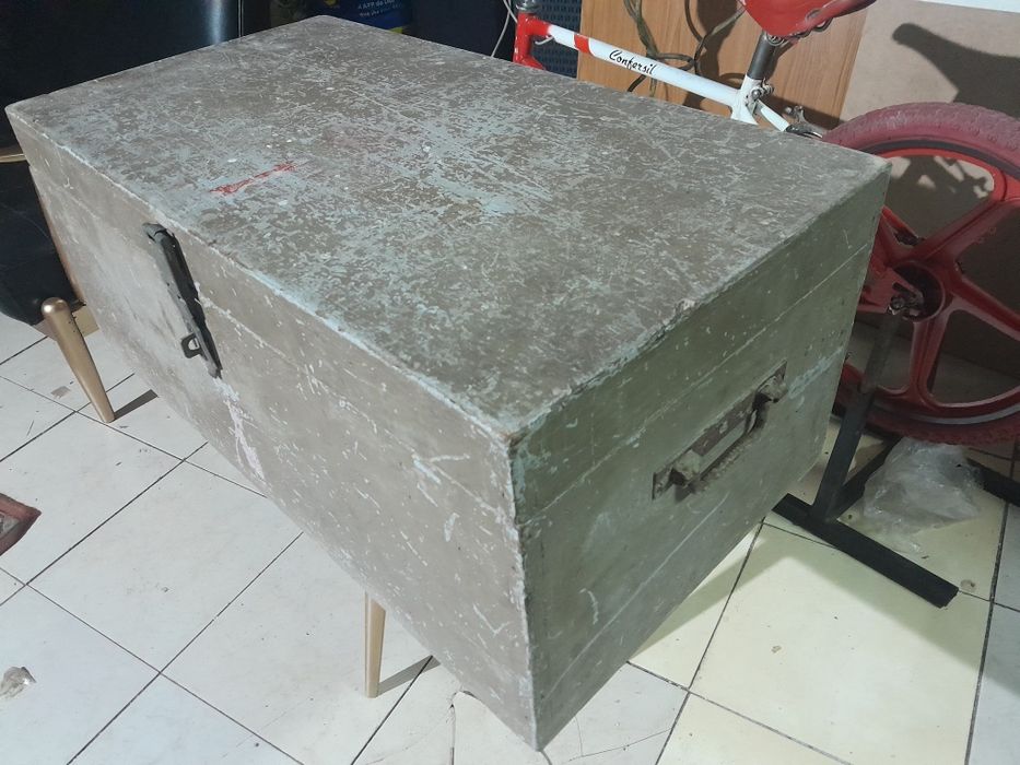 Antiga caixa de ferramentas em madeira