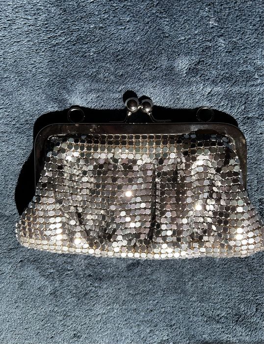 Pochete de cerimónia prateada.