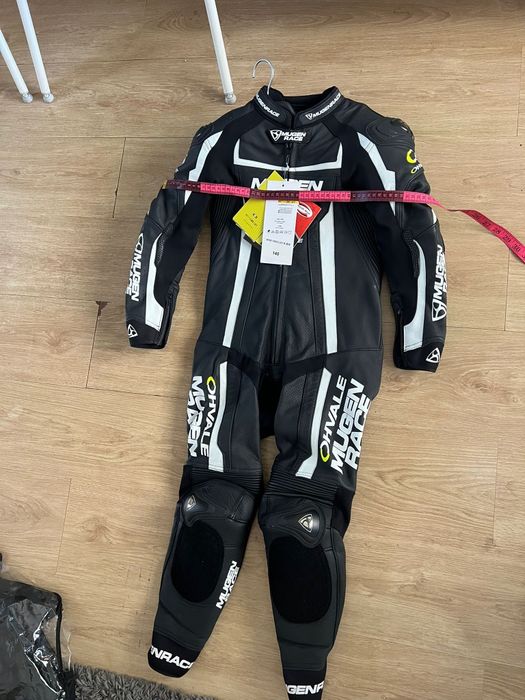 Fatos  motard criança Mugen Race Ohvale  perfurado