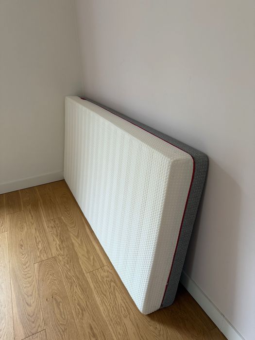 Łóżko domek w zabudowie + tapicerowane panele + materac + led